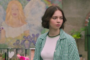 Pip (Emma Myers) with mural of Andie Bell behind her on 'A Good Girl's Guide to Murder'