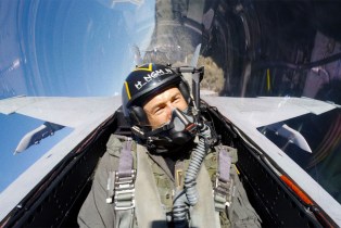 glen powell in top gun maverick