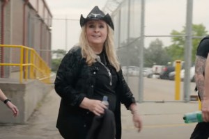 Melissa Etheridge walking utside in Melissa Etheridge: I'm Not Broken